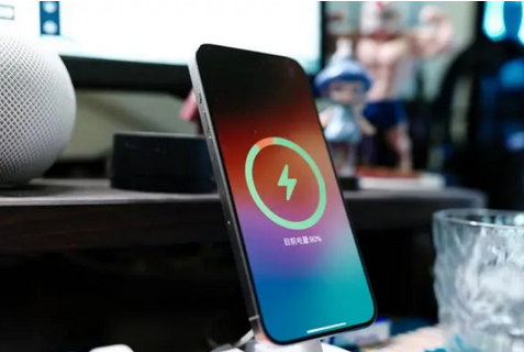 驻马店苹果15换屏服务分享用什么充电器给iPhone15充电更好 